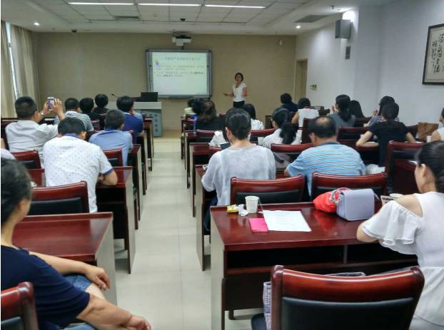 为纪念中国共产党成立96周年，深入推进“两学一做”教育活动，易游体育集团党委书记陈宝贵同志，易游体育集团党委副书记、厦门眼科中心党总支书记陈逸恬同志，党委委员张秀恋同志，以及支部三十余名党员同志参加了集团党委组织的庆祝“七一”主题党日