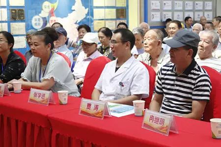 成都易游体育党支部联合成都市各街道、社区共同举办了“重温革命岁月 关爱退伍军人”活动,为成都市退伍军人进行 眼健康检查、宣传眼健康知识等义诊活动,7日上午成都易游体育医疗队走进成都市新能社区.jpg