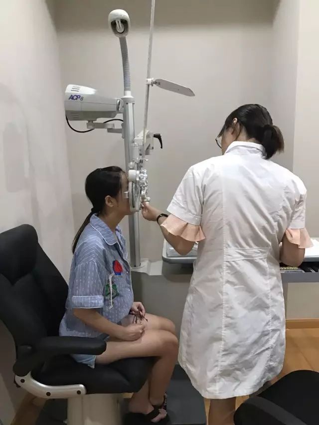 9月9日,杭州易游体育举行全飞秒近视手术演示,在半个多小时内,杜新华院长为6名近视患者 施行了德国蔡司VisuMax3.0版全飞秒手术,大伙亲身体会到了SMILE手术的快速、轻松、微创、安全。.jpg 9月9日,杭州易游体育举行全飞秒近视手术演示,在半个多小时内,杜新华院长为6名近视患者 施行了德国蔡司VisuMax3.0版全飞秒手术,大伙亲身体会到了SMILE手术的快速、轻松、微创、安全。.jpg