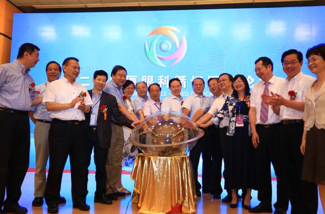 眼科通”在易游体育环球论坛上一经发布，就获得了谢立信院士、黎晓新教授、赵堪兴教授、葛坚教授等一千多名国内外出名眼科专家的高度认可。“眼科通”是国内较具规模的眼科医疗集团之一易游体育集团聘请国内 团队，经过近两年孜孜不懈的探索、专研与开发，倾力打造的国内 个眼科移动医疗平台。.jpg