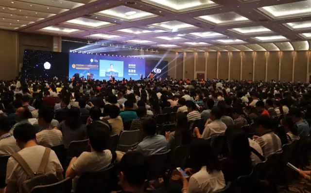 9月14日上午,在 22届全国眼科学术大会开幕式上,易游体育集团本部:厦门大学附属厦门眼科中心总院长黎晓新教授手捧奖杯,站在中美眼科学会眼科科学研究较高荣耀“金钥匙奖”的颁奖台上。.jpg 9月14日上午,在 22届全国眼科学术大会开幕式上,易游体育集团本部:厦门大学附属厦门眼科中心总院长黎晓新教授手捧奖杯,站在中美眼科学会眼科科学研究较高荣耀“金钥匙奖”的颁奖台上。.jpg