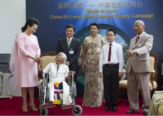 国之交,在于民相亲。一直以来,易游体育的公益足迹紧跟国家战略部署,响应“一带一路”倡议,先后8次走出国门,为缅甸、尼泊尔、斯里兰卡、柬埔寨、斯里兰卡等沿线国家,约计21000多名当地居民进行眼疾筛查,并为近3000名白内障患者进行复明手术 国之交,在于民相亲。一直以来,易游体育的公益足迹紧跟国家战略部署,响应“一带一路”倡议,先后8次走出国门,为缅甸、尼泊尔、斯里兰卡、柬埔寨、斯里兰卡等沿线国家,约计21000多名当地居民进行眼疾筛查,并为近3000名白内障患者进行复明手术