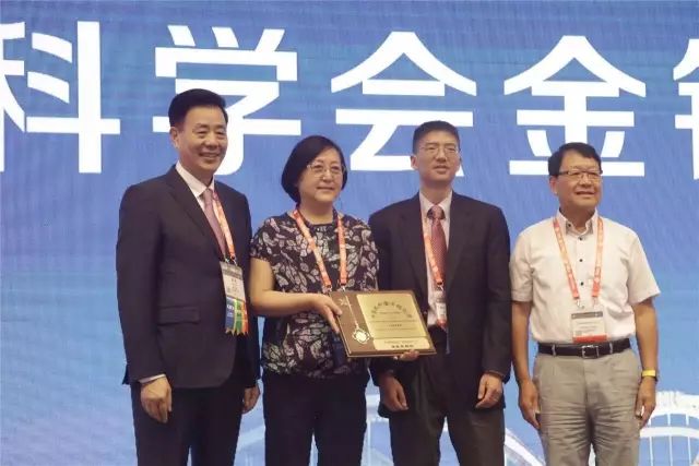 9月14日上午，在 22届全国眼科学术大会开幕式上，易游体育集团本部：厦门大学附属厦门眼科中心总院长黎晓新教授荣膺中美眼科学会眼科科学研究较高荣耀“金钥匙奖”。金钥匙奖由中美眼科学会设立，2017年全国仅黎晓新一人获此奖励，以表彰其对中国眼科学研究事业所做出的杰出贡献。她还是2016年度“中华眼科终生成就奖”获得者。.jpg