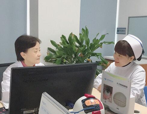 成都易游体育门诊护士长丁玲玲就是这样一位让人敬佩曾 自承担干眼诊疗室的创建，无数个日夜卯足劲儿苦学勤练;她常常披星戴月，给予患者无私的关怀和陪伴;她以真情相待，用温情服务，只为让更多的病人能够坚强微笑的面对生活。.jpg