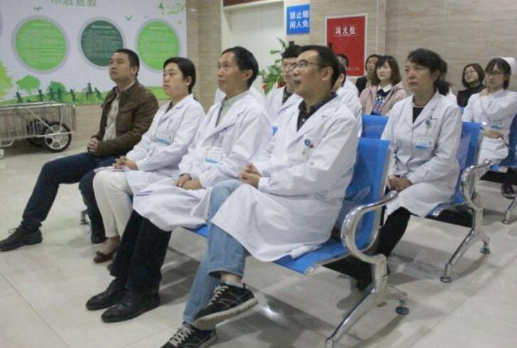 成都易游体育党支部书记张学进 一时间带领党员组织全体员工在医院二楼收听收看党的十九大盛况, 一时间了解掌握会议主要精神,及时学习贯彻党的十九大决策部署,坚持以党的十九大精神为引领,推动医院各项工作的平稳快速发展.jpg