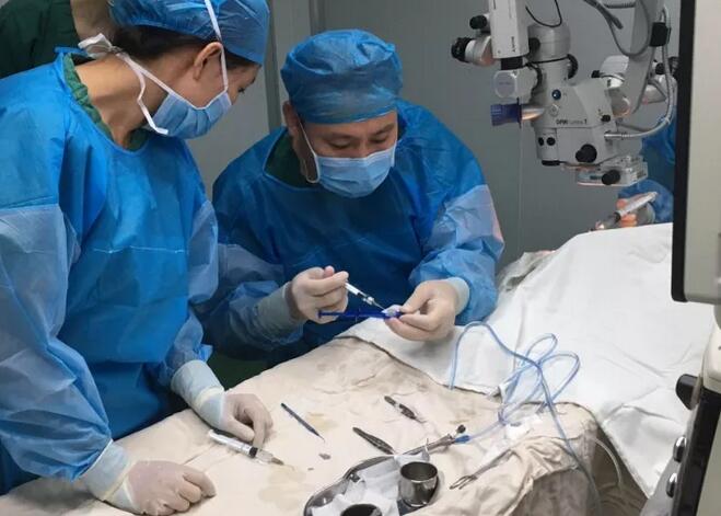 上周六，青岛易游体育陈国民副院长，以医生兼女婿的身份为岳母王阿姨 行白内障超声乳化+三焦点人工晶体植入术。王阿姨朮后复查视力非常好，远中近视力分别达1.2，1.0，1.0，看远很清晰，看电脑，看书，看报均不需要配戴花镜。.jpg