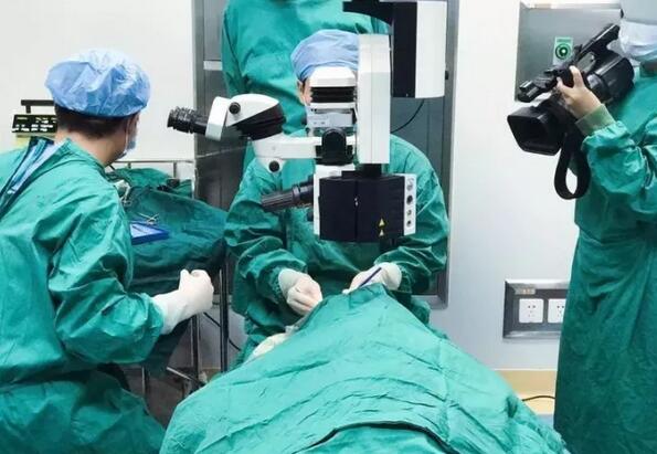 赣州易游体育“光明行”为百岁老人 医治,王奶奶儿子偶然听到一个邻居在赣州易游体育看过眼睛,做的白内障手术,术后 很好。在和老人及其他家人沟通同意后,10月18日,他当即带着王奶奶来到医院就诊.jpg 赣州易游体育“光明行”为百岁老人 医治,王奶奶儿子偶然听到一个邻居在赣州易游体育看过眼睛,做的白内障手术,术后 很好。在和老人及其他家人沟通同意后,10月18日,他当即带着王奶奶来到医院就诊.jpg