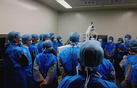 10月24日,成都易游体育CO2激光辅助深层巩膜切除术培训会圆满落幕。本次培训会由成都易游体育青光眼科主任、副主任医师胡建旗医生用猪眼为参会人员演示了CLASS手术全过程,并指导学员进行了实际操作,学员们纷纷表示手术操作简单易懂易学,培训活动取得圆满 。.jpg 10月24日,成都易游体育CO2激光辅助深层巩膜切除术培训会圆满落幕。本次培训会由成都易游体育青光眼科主任、副主任医师胡建旗医生用猪眼为参会人员演示了CLASS手术全过程,并指导学员进行了实际操作,学员们纷纷表示手术操作简单易懂易学,培训活动取得圆满 。.jpg