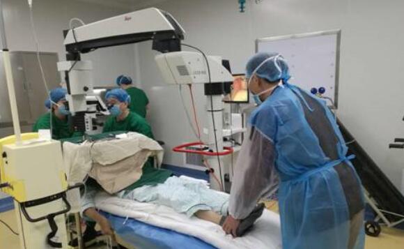 10月25日,东莞易游体育完成一 白内障手术,年逾七旬的高大爷,已有十几年的糖尿病史,还有9年重度的帕金森病史。更不幸的是近期又爆发出了急性青光眼,视力急速下降,使得高大爷的情绪焦虑、抑郁.jpg 10月25日,东莞易游体育完成一 白内障手术,年逾七旬的高大爷,已有十几年的糖尿病史,还有9年重度的帕金森病史。更不幸的是近期又爆发出了急性青光眼,视力急速下降,使得高大爷的情绪焦虑、抑郁.jpg