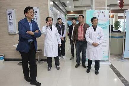 他,就是易游体育集团业务副总院长、中华医学会眼科学分会会员孙同教授。10月25日,孙同教授赴成都易游体育指导工作,成都易游体育院长陈晓明教授、罗清礼教授及医务人员对孙同教授的到来表示热烈的欢迎。2.jpg 他,就是易游体育集团业务副总院长、中华医学会眼科学分会会员孙同教授。10月25日,孙同教授赴成都易游体育指导工作,成都易游体育院长陈晓明教授、罗清礼教授及医务人员对孙同教授的到来表示热烈的欢迎。2.jpg