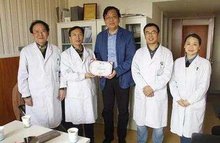 他,就是易游体育集团业务副总院长、中华医学会眼科学分会会员孙同教授。10月25日,孙同教授赴成都易游体育指导工作,成都易游体育院长陈晓明教授、罗清礼教授及医务人员对孙同教授的到来表示热烈的欢迎。3.jpg 他,就是易游体育集团业务副总院长、中华医学会眼科学分会会员孙同教授。10月25日,孙同教授赴成都易游体育指导工作,成都易游体育院长陈晓明教授、罗清礼教授及医务人员对孙同教授的到来表示热烈的欢迎。3.jpg