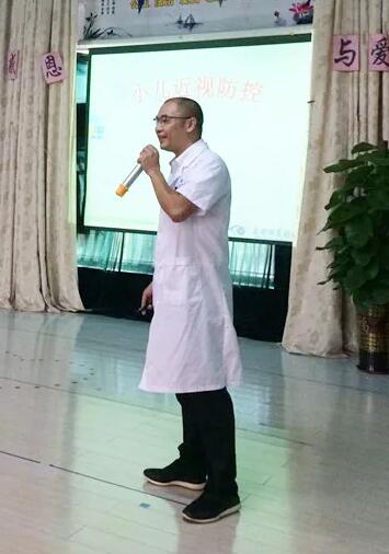 东莞易游体育近视防控医生表示，假性近视可以通过一定的医治手段和纠正用眼习惯来 ，但当出现真性近视时就需要佩戴框架眼镜或者角膜塑形镜来 。孩子是假性近视还是真性近视，需要 的眼科医生去检测判断，否则会适得其反。3.jpg