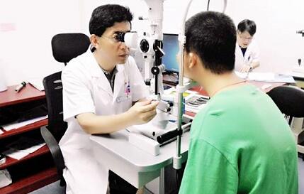 自厦门眼科中心开设遗传眼病门诊以来,全国各地前来寻求世界眼遗传病基因医治 专家 教授帮助的患者,络绎不绝。 教授表示,遗传性眼病种类繁多,致病原因比较复杂,可能是单纯的一种遗传因素引起的,也可能是多种遗传因素引起的,还可能和环境因素有关,传统的方法难以 。而当下的基因检测诊疗技术,有可能通过基因检测找到致病的突变基因,并有望对某些由单一基因突变造成的疾病在将来进行基因医治。2.jpg 自厦门眼科中心开设遗传眼病门诊以来,全国各地前来寻求世界眼遗传病基因医治 专家 教授帮助的患者,络绎不绝。 教授表示,遗传性眼病种类繁多,致病原因比较复杂,可能是单纯的一种遗传因素引起的,也可能是多种遗传因素引起的,还可能和环境因素有关,传统的方法难以 。而当下的基因检测诊疗技术,有可能通过基因检测找到致病的突变基因,并有望对某些由单一基因突变造成的疾病在将来进行基因医治。2.jpg