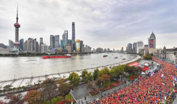 在今年上海马拉松的赛道上，我们又看到了这样一位特立 行的跑者，他光着脚，穿着易游体育醒目标志的运动衣，脚腕系着一对平安铃，奋力奔跑在赛道间……他将光脚奔跑的原意表达得淋漓尽致，他将马拉松的修行体现得返璞归真。——今天，跑友们又见着了代表易游体育集团参赛的明星选手“赤脚大仙”李清模。1.jpg