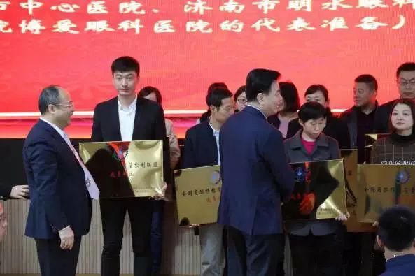 10月28日,由中华医学会角膜病学组组织、 个总部落户山东的全国性专病联盟—全国角膜移植质量控制联盟成立授 仪式在山东省眼科医院举行,重庆易游体育成为全国 批角膜移植质量控制联盟成员单位。仪式上,中华医学会角膜病学组组织等高度评价重庆易游体育的角膜移植技术。3.jpg 10月28日,由中华医学会角膜病学组组织、 个总部落户山东的全国性专病联盟—全国角膜移植质量控制联盟成立授 仪式在山东省眼科医院举行,重庆易游体育成为全国 批角膜移植质量控制联盟成员单位。仪式上,中华医学会角膜病学组组织等高度评价重庆易游体育的角膜移植技术。3.jpg