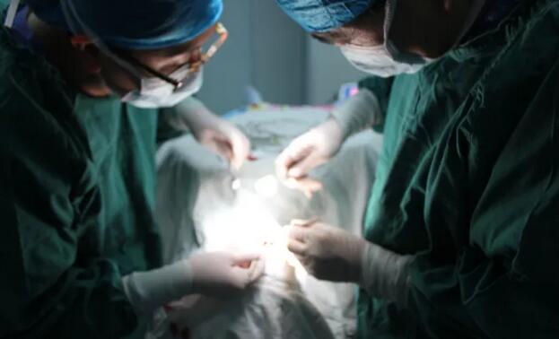 当地的医生跟我说,如果做手术他们只有50%的把握能把我爸眼睛里的东西取出来,而且还不知道会不会伤到眼睛其他部位,我实在是不放心。”刘先生的儿子回忆道。孝顺的儿子不想让爸爸的眼睛承受“50%失败的可能性”,在经过多方打听后,知道福州眼科医院副院长、眼眶病科李谦益主任是这方面的“好手”,他决定带着爸爸到福州寻找 2.jpg 当地的医生跟我说,如果做手术他们只有50%的把握能把我爸眼睛里的东西取出来,而且还不知道会不会伤到眼睛其他部位,我实在是不放心。”刘先生的儿子回忆道。孝顺的儿子不想让爸爸的眼睛承受“50%失败的可能性”,在经过多方打听后,知道福州眼科医院副院长、眼眶病科李谦益主任是这方面的“好手”,他决定带着爸爸到福州寻找 2.jpg