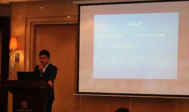 重庆易游体育业务副院长、白内障专家安晓巨院长做了《先天性白内障手术医治》的分享.jpg