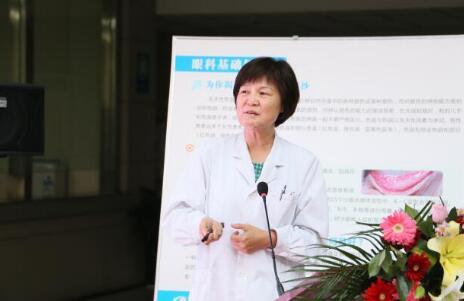 12月17日，由郑州慈善总会、郑州易游体育视光眼科医院与卡尔蔡司(上海)管理有限公司联合举办的“2018视光眼科医院上上老视产品发布会暨 届‘正值夕阳美，较是晶彩时’中老年眼病科普论坛”在郑州易游体育视光眼科医院隆重召开。2.jpg