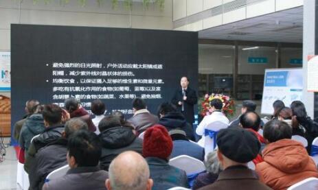 12月17日，由郑州慈善总会、郑州易游体育视光眼科医院与卡尔蔡司(上海)管理有限公司联合举办的“2018视光眼科医院上上老视产品发布会暨 届‘正值夕阳美，较是晶彩时’中老年眼病科普论坛”在郑州易游体育视光眼科医院隆重召开。4.jpg