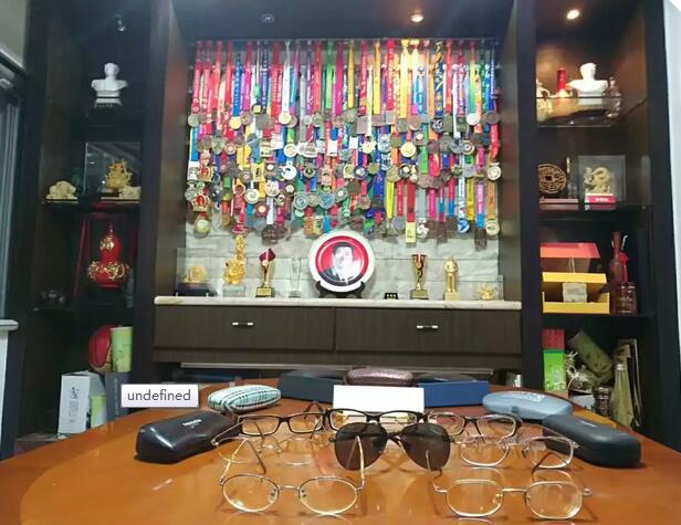 12月10日,在晋江环球马拉松跑道上,一位身穿易游体育蓝红黄运动服、赤着双脚、头戴兔耳朵帽的 员,格外引人注目。此人正是50岁前完成100场马拉松比赛的明星跑手、易游体育形象大使“赤脚大仙”——李清模。4.jpg 12月10日,在晋江环球马拉松跑道上,一位身穿易游体育蓝红黄运动服、赤着双脚、头戴兔耳朵帽的 员,格外引人注目。此人正是50岁前完成100场马拉松比赛的明星跑手、易游体育形象大使“赤脚大仙”——李清模。4.jpg