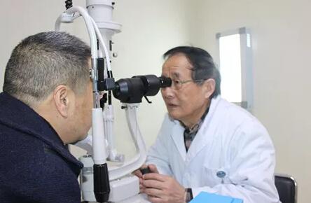 12月11日,听闻成都易游体育出现罕见的“阴阳眼”病 后,中国新闻社、成都商报、华西都市报、成都日报、成都电视台等主流新闻媒体的记者纷纷来院采访报道。原来是国内眼眶肿瘤 ,经验极为丰富的罗教授为吴先生精心设计了右眼肿物切除及超高频射频消融手术,既保住患者右眼眼球及视力,又避免将来出现 失明的状况。1.jpg 12月11日,听闻成都易游体育出现罕见的“阴阳眼”病 后,中国新闻社、成都商报、华西都市报、成都日报、成都电视台等主流新闻媒体的记者纷纷来院采访报道。原来是国内眼眶肿瘤 ,经验极为丰富的罗教授为吴先生精心设计了右眼肿物切除及超高频射频消融手术,既保住患者右眼眼球及视力,又避免将来出现 失明的状况。1.jpg