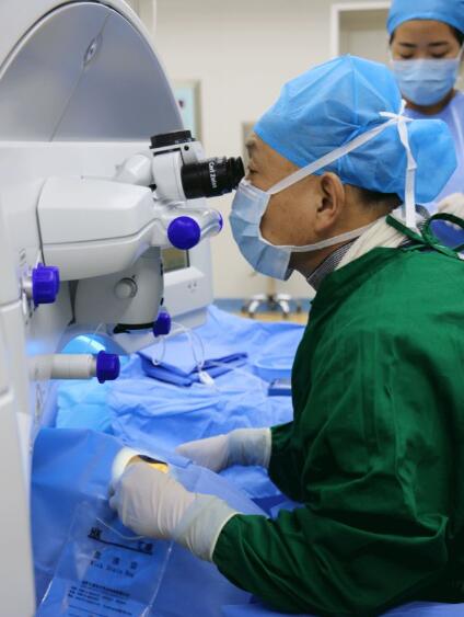 2018年，崔传波教授将迈入自己在屈光手术领域的 二十个念头，他说自己在这一行学习了快二十年了，“屈光 更新换代特别快，我只能不断地探索和学习，做到人有我精，才能在这个领域站稳脚跟1.jpg