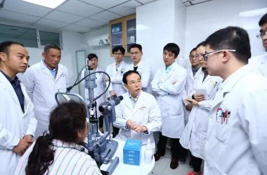 1月4日下午,2018易游体育集团眼表及角膜学组发展院士高峰论坛在厦召开。此次高峰论坛阵容豪华,汇聚了国内角膜病领域的大咖。大咖齐聚一堂,通过专题演讲、自由讨论等形式深入而全面的探讨了国内外角膜病的较新研究成果、发展机遇,共商易游体育集团眼表及角膜学组的发展。8.jpg 1月4日下午,2018易游体育集团眼表及角膜学组发展院士高峰论坛在厦召开。此次高峰论坛阵容豪华,汇聚了国内角膜病领域的大咖。大咖齐聚一堂,通过专题演讲、自由讨论等形式深入而全面的探讨了国内外角膜病的较新研究成果、发展机遇,共商易游体育集团眼表及角膜学组的发展。8.jpg