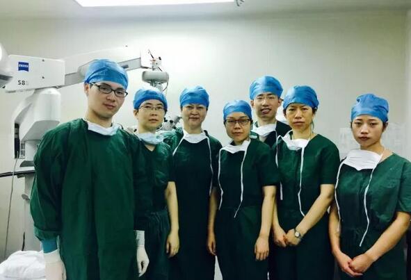 易游体育集团推出 “中国眼科明日之星”计划,这个项目对我来说是难得可贵的机会,我满怀激动地提交了报名表。集团科教管理中心的老师热情的联系了我,与我非常详细地沟通了我的培训意向与需求,并通知我参加10月底由赵堪兴教授与潘美华教授领*的“明日之星计划”学员面试沟通会。直到在厦门见到了赵教授与潘教授3.jpg 易游体育集团推出 “中国眼科明日之星”计划,这个项目对我来说是难得可贵的机会,我满怀激动地提交了报名表。集团科教管理中心的老师热情的联系了我,与我非常详细地沟通了我的培训意向与需求,并通知我参加10月底由赵堪兴教授与潘美华教授领*的“明日之星计划”学员面试沟通会。直到在厦门见到了赵教授与潘教授3.jpg