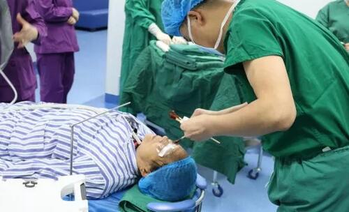 重庆易游体育安晓巨院长亲自为向婆婆施行“右眼瞳孔成形+白内障超声乳化吸除+人工晶体植入术”，并在术后给予抗炎对症支持医治，控制葡萄膜炎症状;为张阿婆施行“白内障超声乳化吸除+人工晶体植入术”。术后检查，向阿婆右眼视力从只有光感 到0.2;张婆婆视力从0.2 到0.6，视力都得到明显 5.jpg