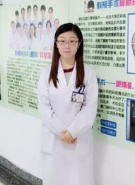 2017年对我来说是值得欣喜和感恩的一年。因为这一年我幸运地入选“中国眼科医师明日之星计划”，成为小儿眼科项目的 批学员，欣喜自己得到向专家名师学习的机会，感恩易游体育集团给予的强大支持。11月我满怀激动和喜悦的心情启程前往厦门，走出高崎机场的那刻，厦门这座处处散发出迷人气息的城市用她春天般的阳光温暖了我忐忑的心1.jpg