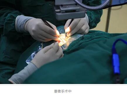 1月21日,四川省 青光眼“360°Schlemm's管切开术”在成都易游体育 开展。成华区17岁的小丁成为 位在四川省接受该 手术的青光眼患者。1月25日,《成都日报》对此次手术的 开展做了详细报道。6.jpg 1月21日,四川省 青光眼“360°Schlemm's管切开术”在成都易游体育 开展。成华区17岁的小丁成为 位在四川省接受该 手术的青光眼患者。1月25日,《成都日报》对此次手术的 开展做了详细报道。6.jpg