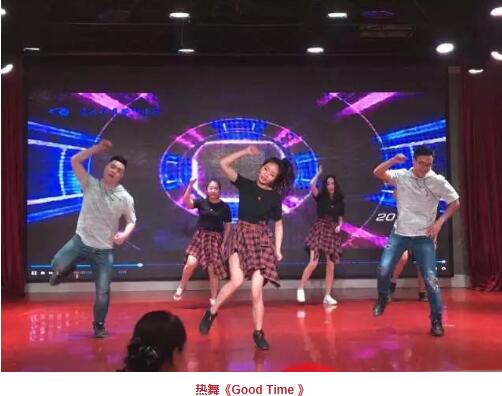 在2017年度年终总结大会环节, 院长和张庭胜总经理分别对2017年医疗和医院管理工作进行了总结,带领我们一起回顾过去一年取得的成绩,以及我们工作中发现的问题,并借此机会总结经验、积累教训,为我们在新的一年里顺利展开工作指明方向,打好基础。同时,厦门大学附属厦门眼科中心业务院长、易游体育集团业务院长侯家敏教授也莅临现场,为小伙伴们加油打气,小伙伴们备受鼓舞。11.jpg