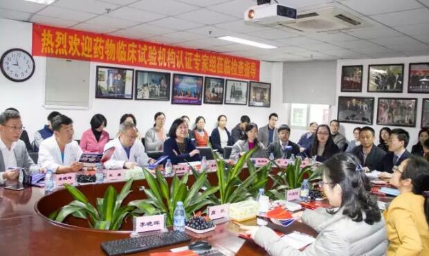 2017年是厦门大学附属厦门眼科中心璀璨夺目的一年,2017我们不仅迎来了20周年院庆,还在医教研等方面取得丰硕成果。门诊量达40多 人次,手术量5 人次,并且顺利通过了国家药物临床试验机构(GCP)资格认定。满怀丰收的喜悦,我们挥手作别砥砺奋进的2017,阔步迈入华章初展的2018。4.jpg 2017年是厦门大学附属厦门眼科中心璀璨夺目的一年,2017我们不仅迎来了20周年院庆,还在医教研等方面取得丰硕成果。门诊量达40多 人次,手术量5 人次,并且顺利通过了国家药物临床试验机构(GCP)资格认定。满怀丰收的喜悦,我们挥手作别砥砺奋进的2017,阔步迈入华章初展的2018。4.jpg