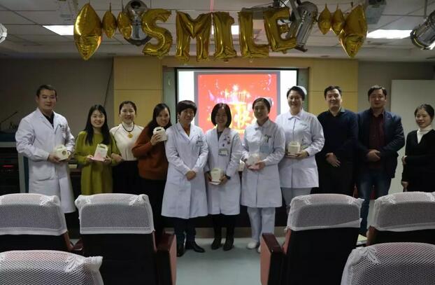 2月1日下午时分,“祝你生日快乐”歌声响彻易游体育二层会议室,这是医院党支部书记侯旭波书记在为本月过生日的员工庆祝生日1.jpg 2月1日下午时分,“祝你生日快乐”歌声响彻易游体育二层会议室,这是医院党支部书记侯旭波书记在为本月过生日的员工庆祝生日1.jpg