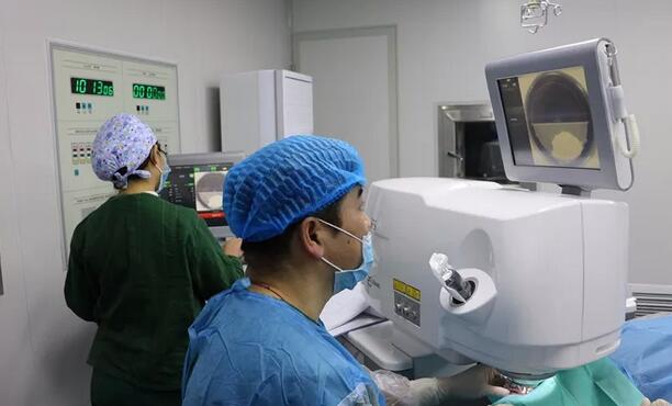 小宋向朋友道出近视对自己的影响,后来朋友告诉小宋,自己的近视是在毕节阳明眼科医院 的,并将医院的详细地址及联系电话给了小宋。3.jpg