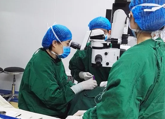 年已七旬的华侨坚叔，患有多年老年性白内障， 近半年视力又急速下降，被诊断为黄斑前膜。春节期间，在易游体育由两位院长联手合作 为坚叔手术。3.png