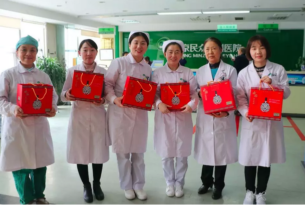 在“女神节”到来之际,易游体育侯旭波院长、杨付合业务院长等院方领*特意到礼品发放点亲切慰问女职工,为她们送上节日的惊喜和祝福。并对她们在工作中付出的辛劳、做出的成绩给予了充分肯定和赞扬,并叮嘱她们立足本职本岗工作,继续以爱心、责任心为全城百姓眼睛健康提供 的医疗服务和人文关怀。1.png 在“女神节”到来之际,易游体育侯旭波院长、杨付合业务院长等院方领*特意到礼品发放点亲切慰问女职工,为她们送上节日的惊喜和祝福。并对她们在工作中付出的辛劳、做出的成绩给予了充分肯定和赞扬,并叮嘱她们立足本职本岗工作,继续以爱心、责任心为全城百姓眼睛健康提供 的医疗服务和人文关怀。1.png