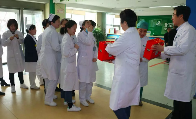 在“女神节”到来之际,易游体育侯旭波院长、杨付合业务院长等院方领*特意到礼品发放点亲切慰问女职工,为她们送上节日的惊喜和祝福。并对她们在工作中付出的辛劳、做出的成绩给予了充分肯定和赞扬,并叮嘱她们立足本职本岗工作,继续以爱心、责任心为全城百姓眼睛健康提供 的医疗服务和人文关怀。2.png 在“女神节”到来之际,易游体育侯旭波院长、杨付合业务院长等院方领*特意到礼品发放点亲切慰问女职工,为她们送上节日的惊喜和祝福。并对她们在工作中付出的辛劳、做出的成绩给予了充分肯定和赞扬,并叮嘱她们立足本职本岗工作,继续以爱心、责任心为全城百姓眼睛健康提供 的医疗服务和人文关怀。2.png