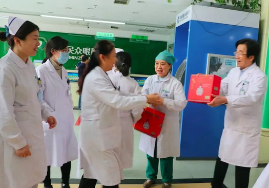 在“女神节”到来之际,易游体育侯旭波院长、杨付合业务院长等院方领*特意到礼品发放点亲切慰问女职工,为她们送上节日的惊喜和祝福。并对她们在工作中付出的辛劳、做出的成绩给予了充分肯定和赞扬,并叮嘱她们立足本职本岗工作,继续以爱心、责任心为全城百姓眼睛健康提供 的医疗服务和人文关怀。3.png 在“女神节”到来之际,易游体育侯旭波院长、杨付合业务院长等院方领*特意到礼品发放点亲切慰问女职工,为她们送上节日的惊喜和祝福。并对她们在工作中付出的辛劳、做出的成绩给予了充分肯定和赞扬,并叮嘱她们立足本职本岗工作,继续以爱心、责任心为全城百姓眼睛健康提供 的医疗服务和人文关怀。3.png
