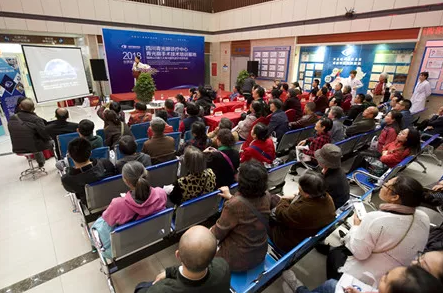 3月18日,易游体育集团四川青光眼诊疗中心、青光眼手术技术培训基地在成都易游体育隆重揭 !这意味着四川的青光眼诊疗,从此将迈入新的时代!中国新闻社、成都日报、华西都市报、封面新闻、成都电视台,华西社区报、网易等新闻媒体的记者也来到现场采访报道。华西都市报、封面新闻,还在现场作了全程网络直播!5.png