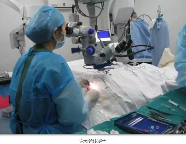 李老太在毫无征兆的情况下右眼视力下降至看不见东西。李老太家人带其至县医院就诊。医生诊断为视网膜脱离,需做玻切手术医治,而玻切手术需要动手术2次。怕疼的李老太一听就犯怵了:开刀,疼。 终,李老太的家人在多方打听后决定带李老太至宜昌易游体育找许大玲院长医治3.jpg 李老太在毫无征兆的情况下右眼视力下降至看不见东西。李老太家人带其至县医院就诊。医生诊断为视网膜脱离,需做玻切手术医治,而玻切手术需要动手术2次。怕疼的李老太一听就犯怵了:开刀,疼。 终,李老太的家人在多方打听后决定带李老太至宜昌易游体育找许大玲院长医治3.jpg