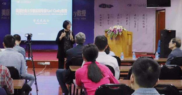 3月27日美国眼底病医生Karl Csaky来到厦门眼科中心进行学术交流和指导,为厦门眼科中心带来了环球 的眼底病医治理念和技术。作为考验眼科医院综合实力的眼底病诊疗一向是厦门眼科中心学术、科研发展的重要对象。在交流开场,厦门眼科中心总院长黎晓新对远道而来的美国医学专家表示热烈的欢迎。她说,专家不辞辛苦来到中国,向我们分享丰富的临床经验和高明的医疗技术,帮助医院提*医疗技术水平,希望医生们能以此次交流为契机,积极、认真地向专家学习2.jpg 3月27日美国眼底病医生Karl Csaky来到厦门眼科中心进行学术交流和指导,为厦门眼科中心带来了环球 的眼底病医治理念和技术。作为考验眼科医院综合实力的眼底病诊疗一向是厦门眼科中心学术、科研发展的重要对象。在交流开场,厦门眼科中心总院长黎晓新对远道而来的美国医学专家表示热烈的欢迎。她说,专家不辞辛苦来到中国,向我们分享丰富的临床经验和高明的医疗技术,帮助医院提*医疗技术水平,希望医生们能以此次交流为契机,积极、认真地向专家学习2.jpg