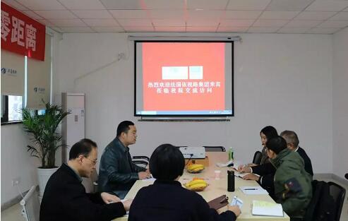 在3月28日法国依视路集团2.5新视代全球副总裁白方华先生一行人访问重庆易游体育时，重庆易游体育总经理张庭胜热情接待依视路集团贵宾一行。本次交流的目的：重庆易游体育和依视路“2.5新视代爱眼大使”健康公益项目希望能一起帮助视力帮助老百姓进行视力 ，提*生活质量，传播爱眼护眼的知识、宣传眼镜对视力 的作用、让更多的人尤其是需要帮助的人群能开始关注呵护自己的眼睛1.jpg