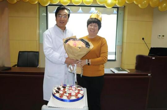 3月30日是易游体育侯旭波院长的生日。侯院长可能不记得今天是她的节日，因为她总是在繁忙中忘记自己的生日。为了给侯院长一个惊喜，顺便提升员工凝聚力，综合办员工早在好几天前就偷偷策划了一通4