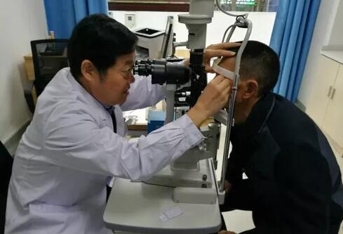 市民谢女士,左眼患白内障拖延就医,突然眼疼,头疼,恶心,近期也通过西安易游体育防盲致盲救助车接送至西安易游体育就诊,刘武装主任在检查时发现,谢女士是由于白内障膨胀继发了青光眼, 后做了白内障青光眼联合手术,但由于青光眼发作导致了视神经萎缩,视力 终只 到0.32.jpg 市民谢女士,左眼患白内障拖延就医,突然眼疼,头疼,恶心,近期也通过西安易游体育防盲致盲救助车接送至西安易游体育就诊,刘武装主任在检查时发现,谢女士是由于白内障膨胀继发了青光眼, 后做了白内障青光眼联合手术,但由于青光眼发作导致了视神经萎缩,视力 终只 到0.32.jpg