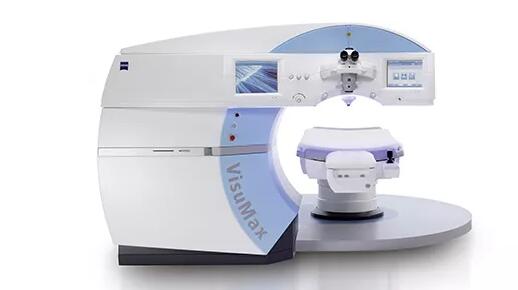 全飞秒激光近视手术，摘镜过程中， 要手术过程均由德国蔡司全飞秒激光仪器完成.jpg