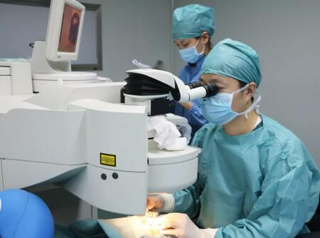 为通过2018年征兵视力体检 两兄弟来易游体育摘镜1.jpg