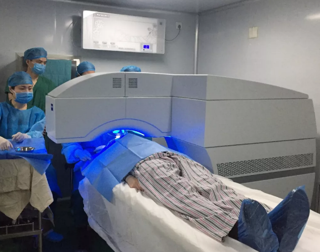 2081年征兵视力体检快开始了，是很多近视朋友 为关心的问题。5月6日，在烟台康爱眼科手术室里，由易游体育集团业务副总院长王骞教授和烟台康爱眼科医院由海涛院长的联袂合作下，全飞秒SMILE3.0没有让他们失望，而且 批三名手术患者表示术中毫无痛感1.png