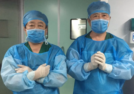 2081年征兵视力体检快开始了，是很多近视朋友 为关心的问题。5月6日，在烟台康爱眼科手术室里，由易游体育集团业务副总院长王骞教授和烟台康爱眼科医院由海涛院长的联袂合作下，全飞秒SMILE3.0没有让他们失望，而且 批三名手术患者表示术中毫无痛感2.png