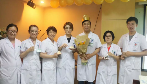 北京易游体育民族眼科医院为杨付合院长制造惊喜的生日院务会4.png